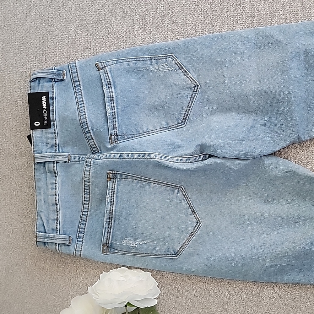 NWT Distressed/Ripped Skinny Jeans - Picture 4 of 4